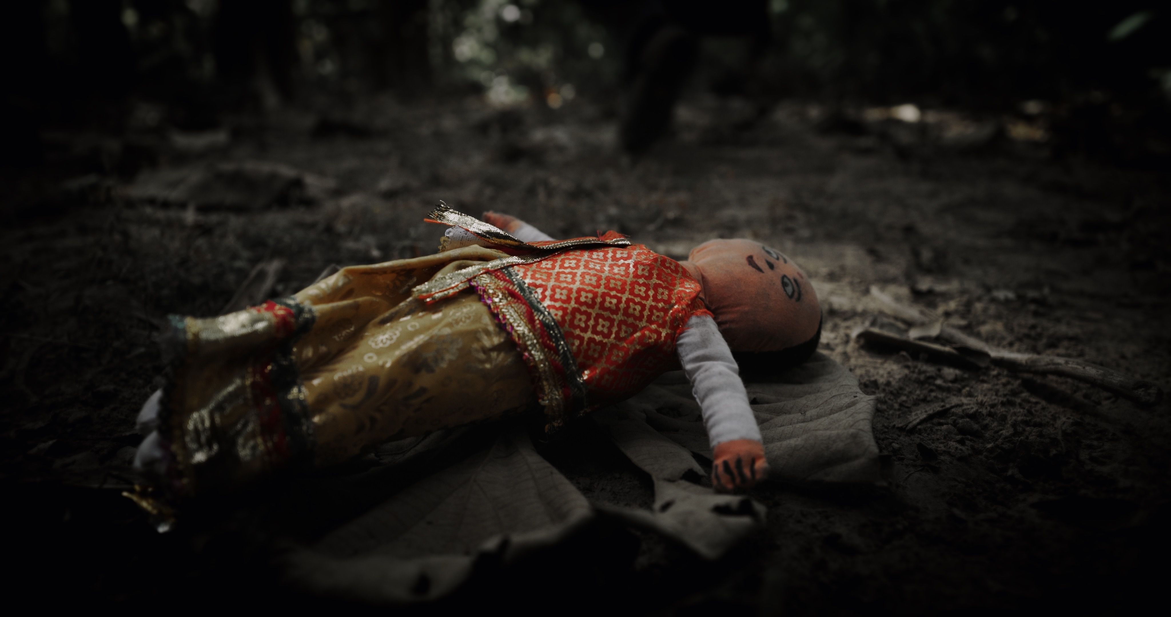 За деревами кадр 2